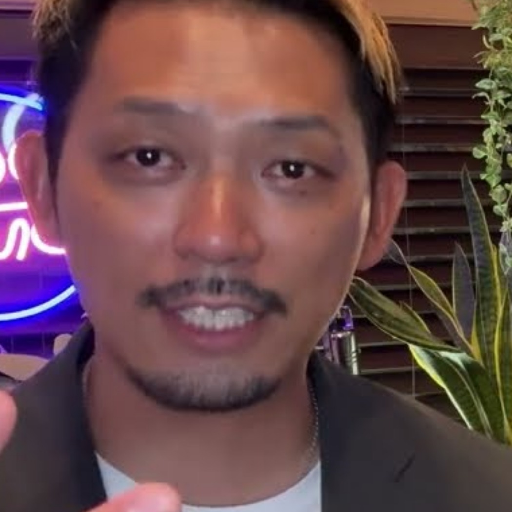 口ヒゲとあご先を残したヒゲの形(記事執筆者本人)