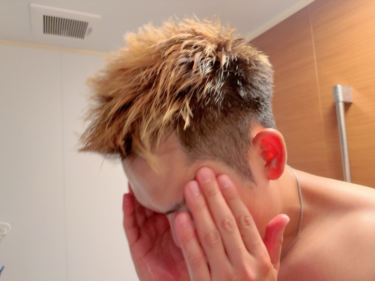 クレンジングオイルを顔になじませているイメージ