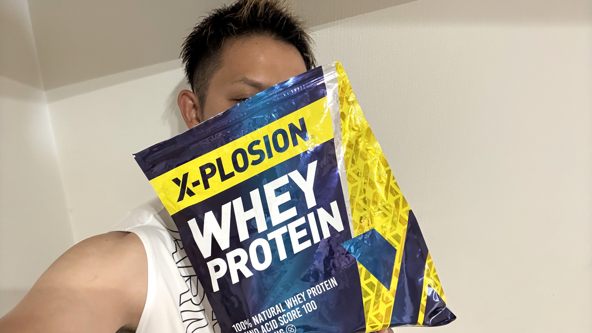 X-PLOSION WPCバニラ味3kgの袋を持ったサイズ感