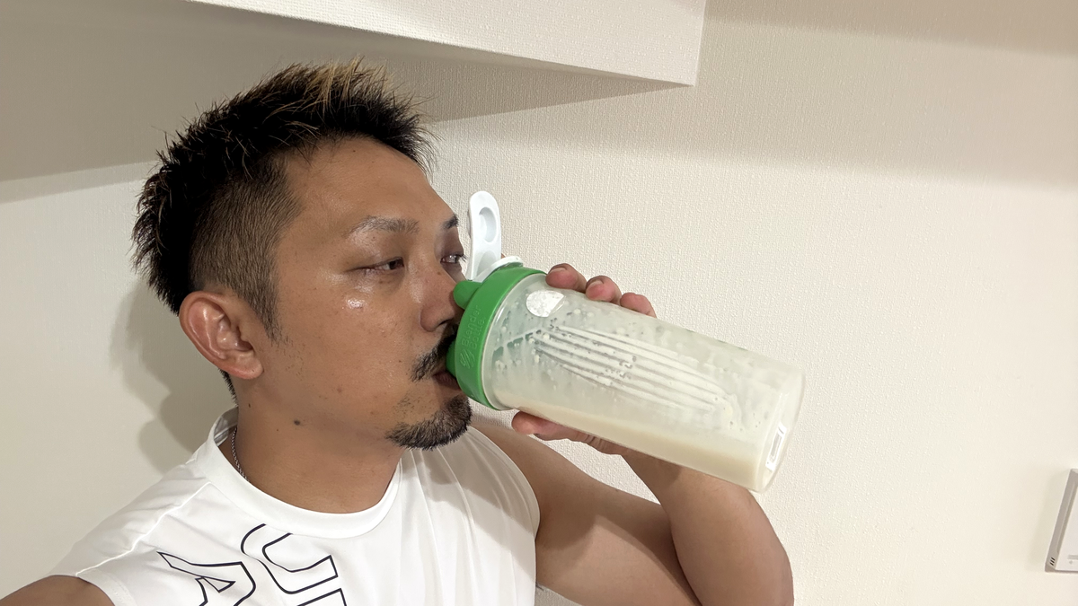 シェイカーでX-PLOSION WPCバニラ味を飲む様子